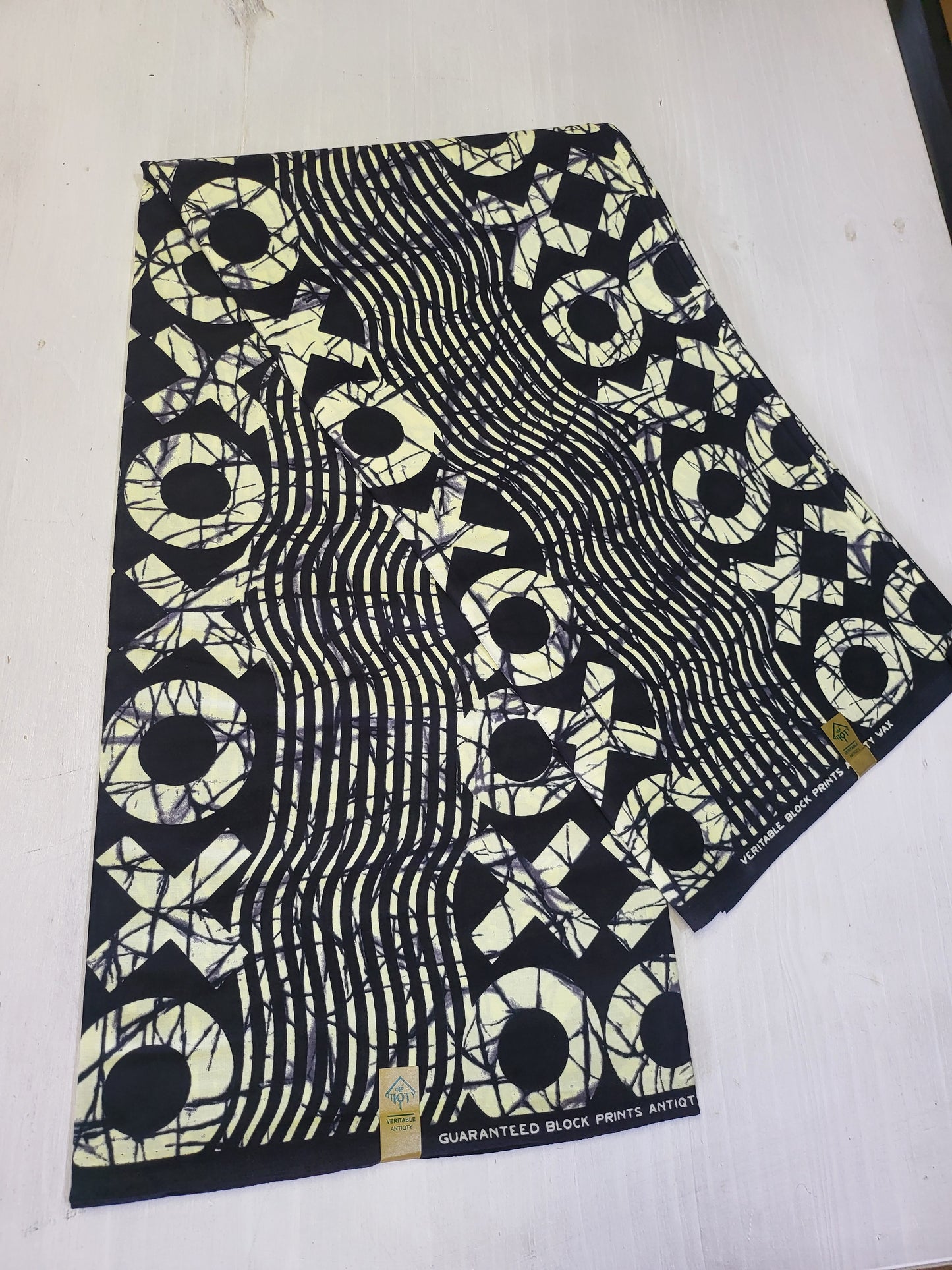 P371 Black and cream